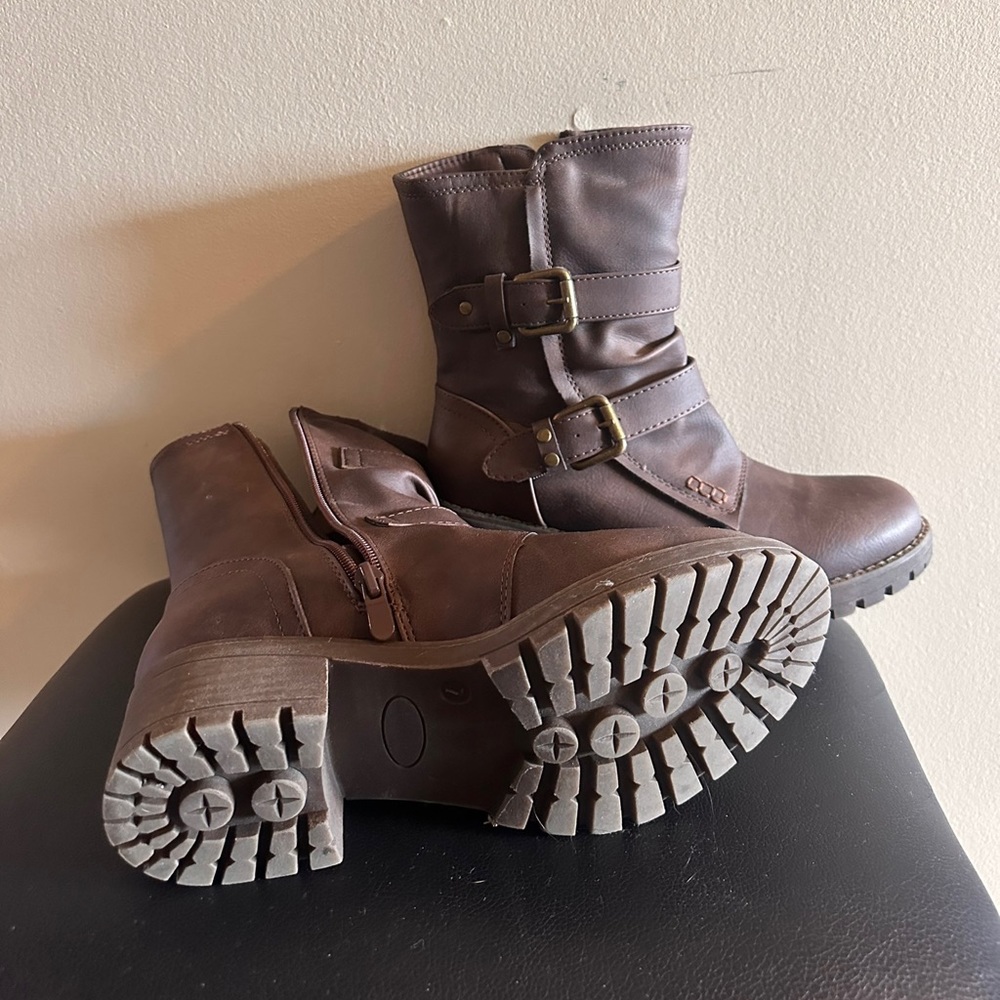 Boots - Picture 3 of 4